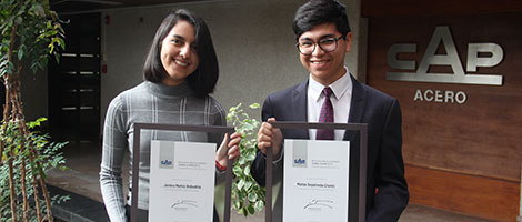 Hijos de trabajadores recibieron becas que financiarán la Universidad